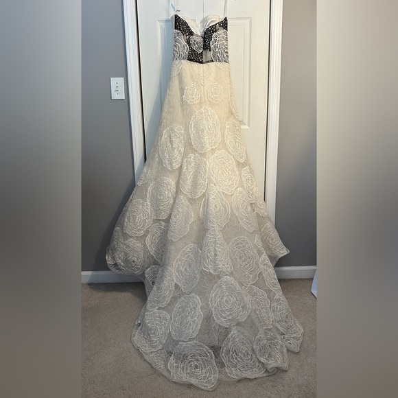 Vera Wang luxe Bridal Gown Black And White Size 10. 2014 Runway. Lace - Picture 4 of 16